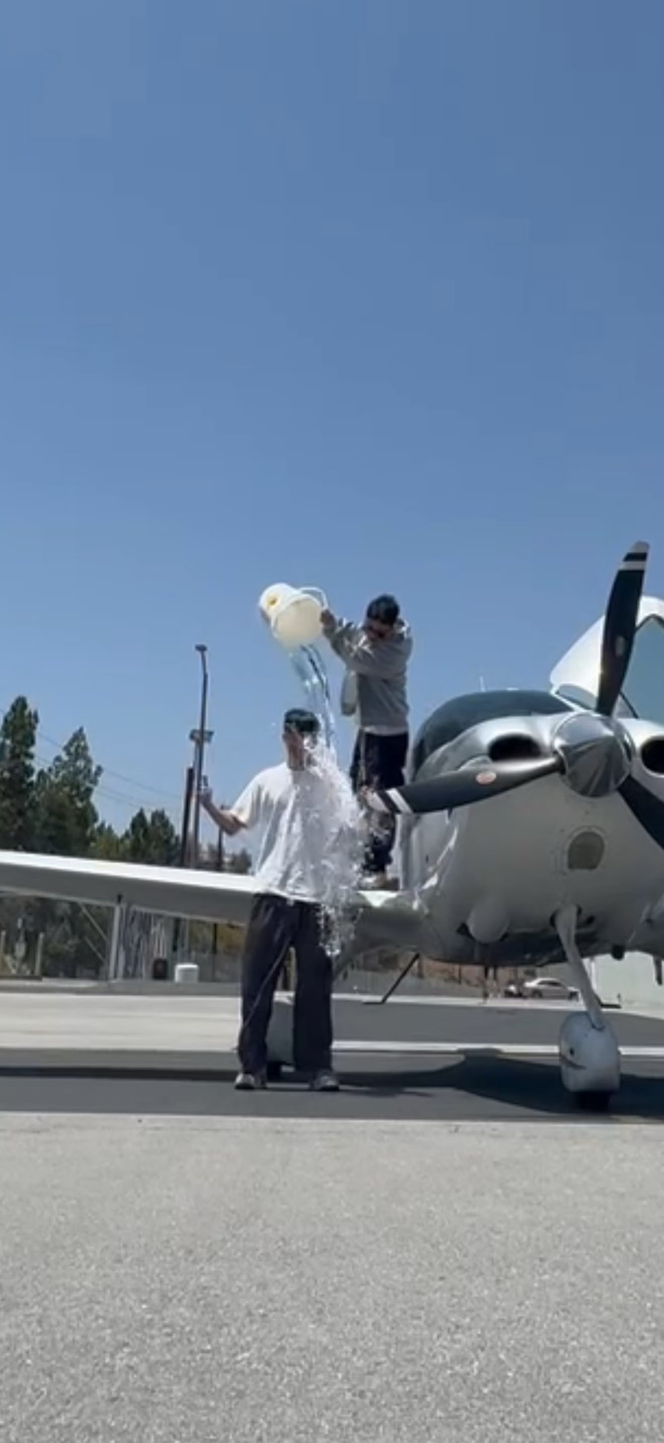 Student pilot receiving a first solo water celebration / 学员完成首次单飞后接受泼水庆祝